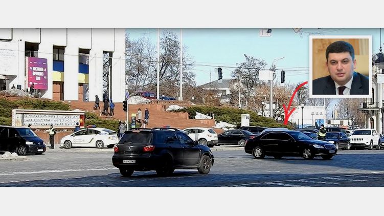 Полицейский пропускают седан Mercedes, в котором ехал Гройсман, фото: Изым Каумбаев,
