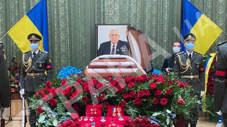 В клубе Кабмина проходит прощание с Ефимом Звягильским. Фото: