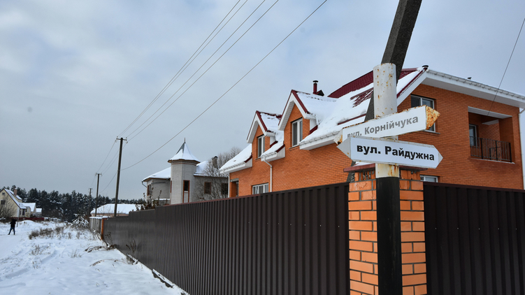 Рядом с этим перекрестком разыгралась кровавая драма, которая унесла жизни шести людей, фото: