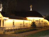 Ночью полиция и военные оцепили часовню УПЦ возле Десятинной церкви в Киеве. Техника начала ее сносить. Видео