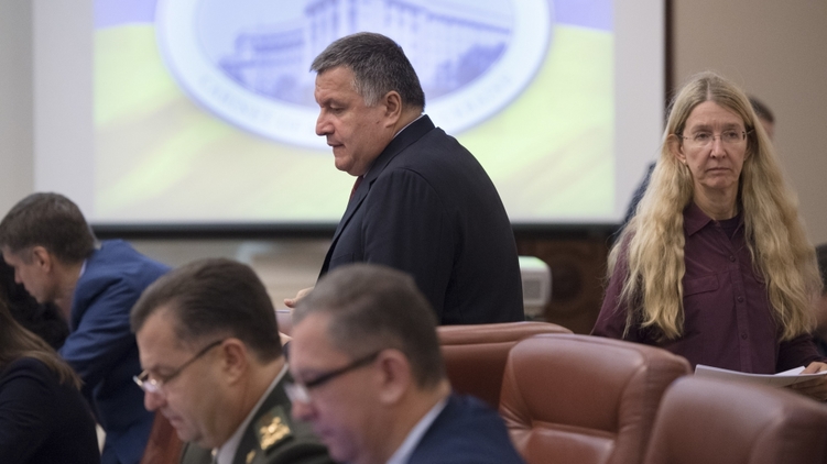 Министр внутренних дел Арсен Аваков (в центре) уходить из правительства пока не собирается, фото: