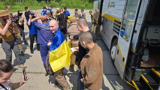 Чи йдуть бої на Дніпропетровщині, удар по аеродрому ЗСУ, обмін полонених та скандал із поверненням тіл. Підсумки
