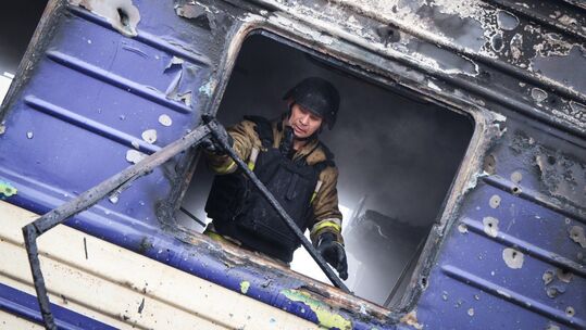 Три сценария по войне в Иране, будет ли бензин по 150 грн за литр, РФ бьет по поездам в Украине. Итоги