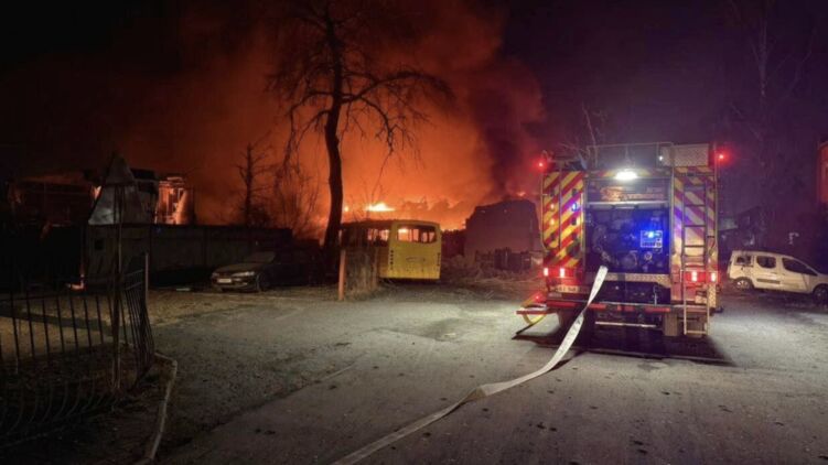 Последствия обстрела Киевской области. Фото: ГСЧС