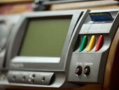 "Власть раскололась на два лагеря". Почему Зеленский хочет отправить депутатов на фронт