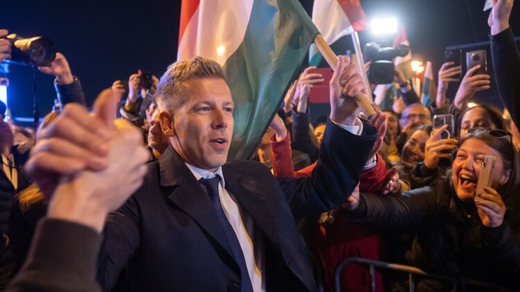 Победителю венгерских выборов Петеру Мадьяру уже нарезали задач из Брюсселя. Фото: magyarhang.org