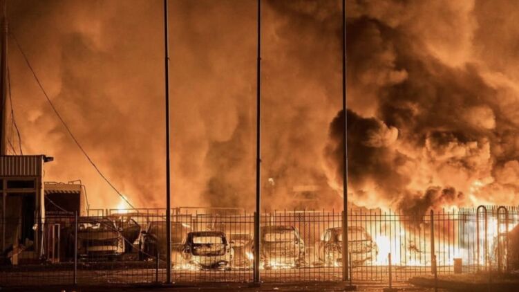 Масштабна пожежа після прильоту Києвом цієї ночі