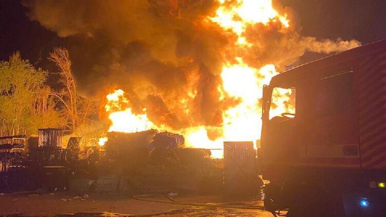 У Києві масштабні руйнування є жертви після ударів. Фото: ДСНС