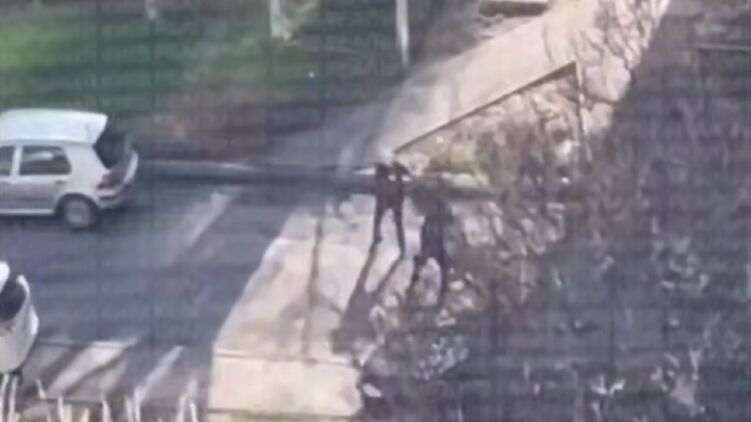 До одного чоловіка чоловік підбіг і вистрілив йому прямо в голову. Скріншот відео