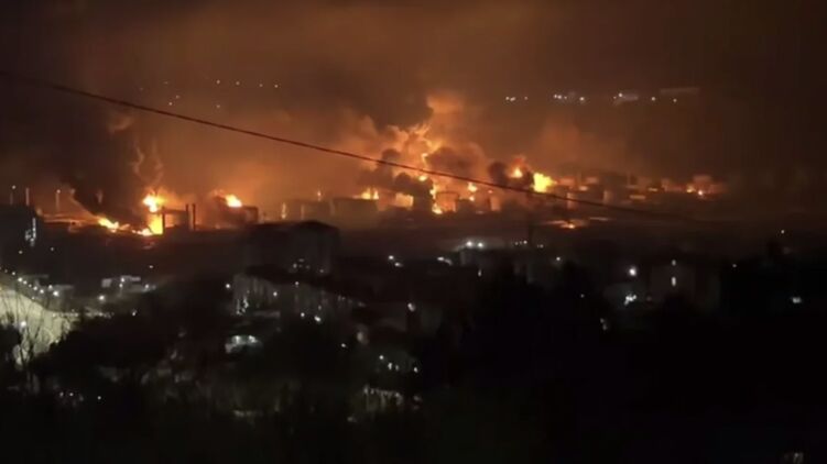 Пожежа в Туапсі після удару дронів по НПЗ