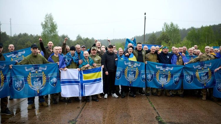 У столиці продовжують розбирати завали після обвалення під час обстрілу будинку. Фото: ДСНС
