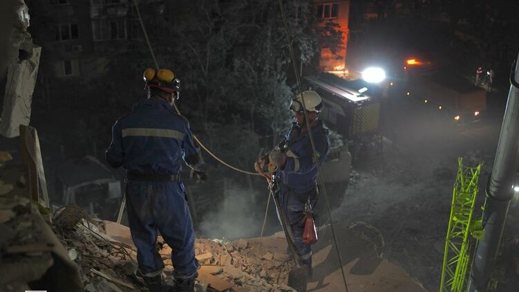 У столиці продовжується розбір завалів після вчорашньої масованої атаки. Фото: ДСНС