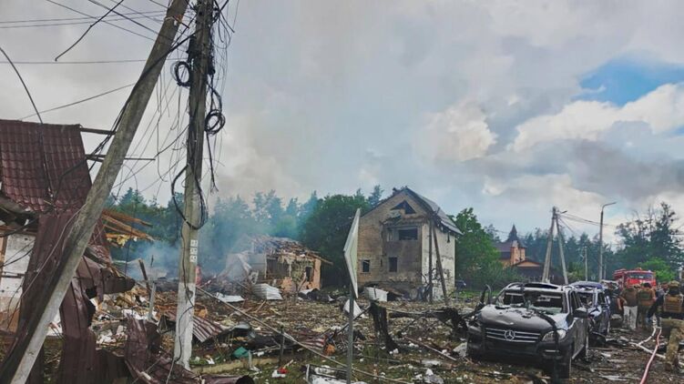 По Київській області РФ вдарила ракетою. Фото: ДСНС