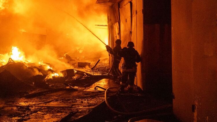 Ліквідація наслідків одного із прильотів. Фото: ДСНС