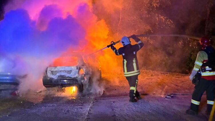 Наслідки обстрілу у Сумах. Фото: ДСНС
