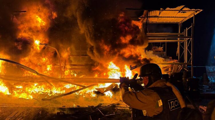 Пожежа в Умані після обстрілу. Фото: ДСНС