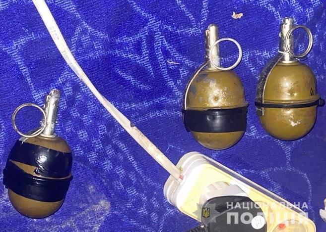 Мужчина хотел продать гранаты. Скриншот из сообщения полиции