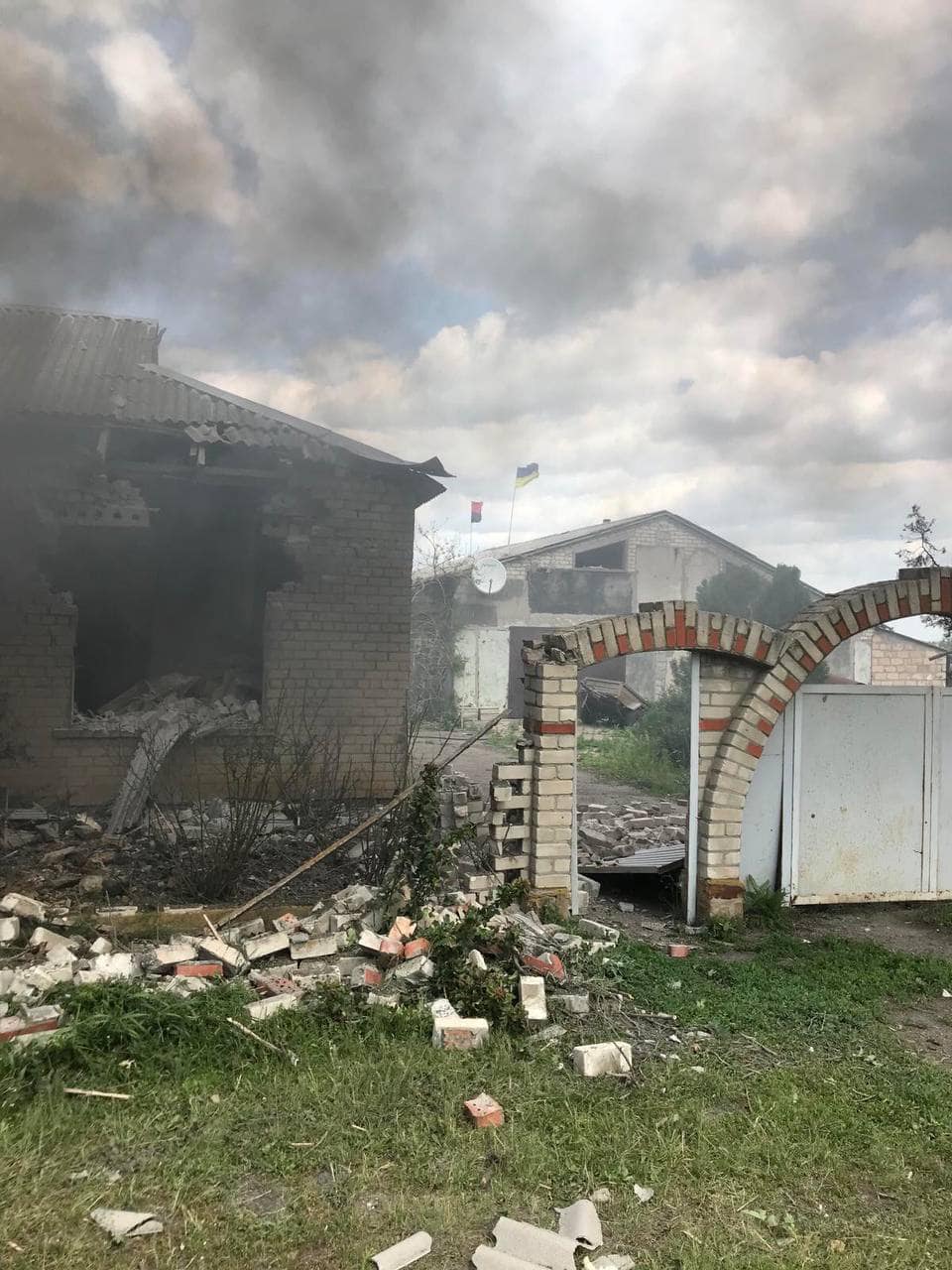 Последствия обстрелов в Луганской области
