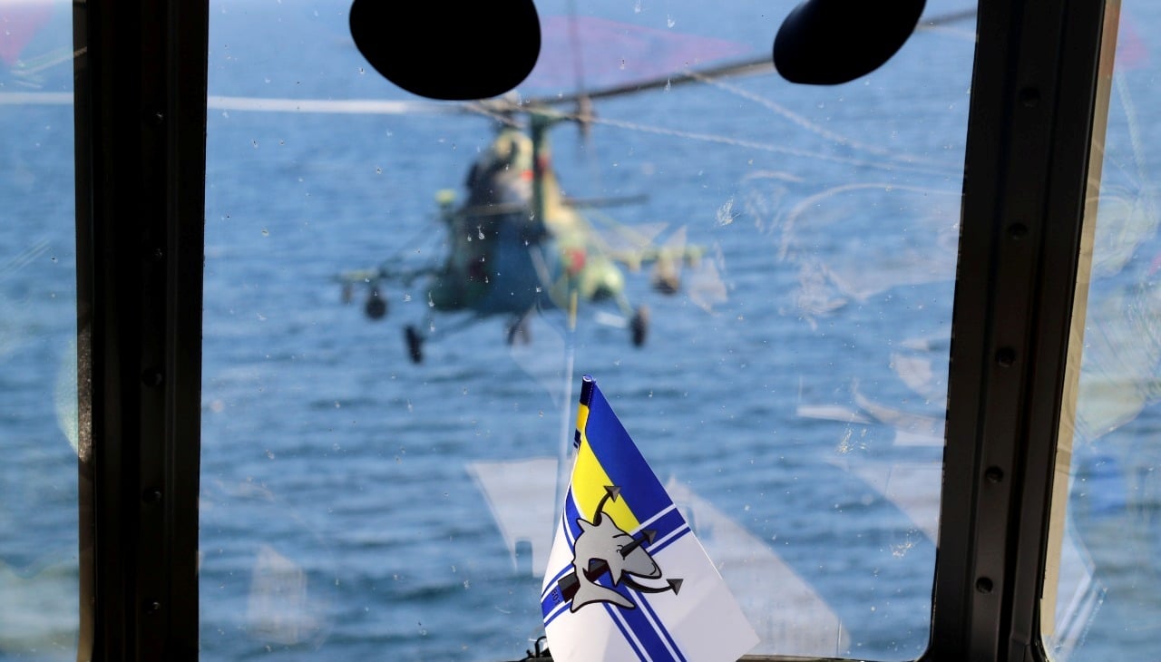 Экипаж вертолета выполняет задание