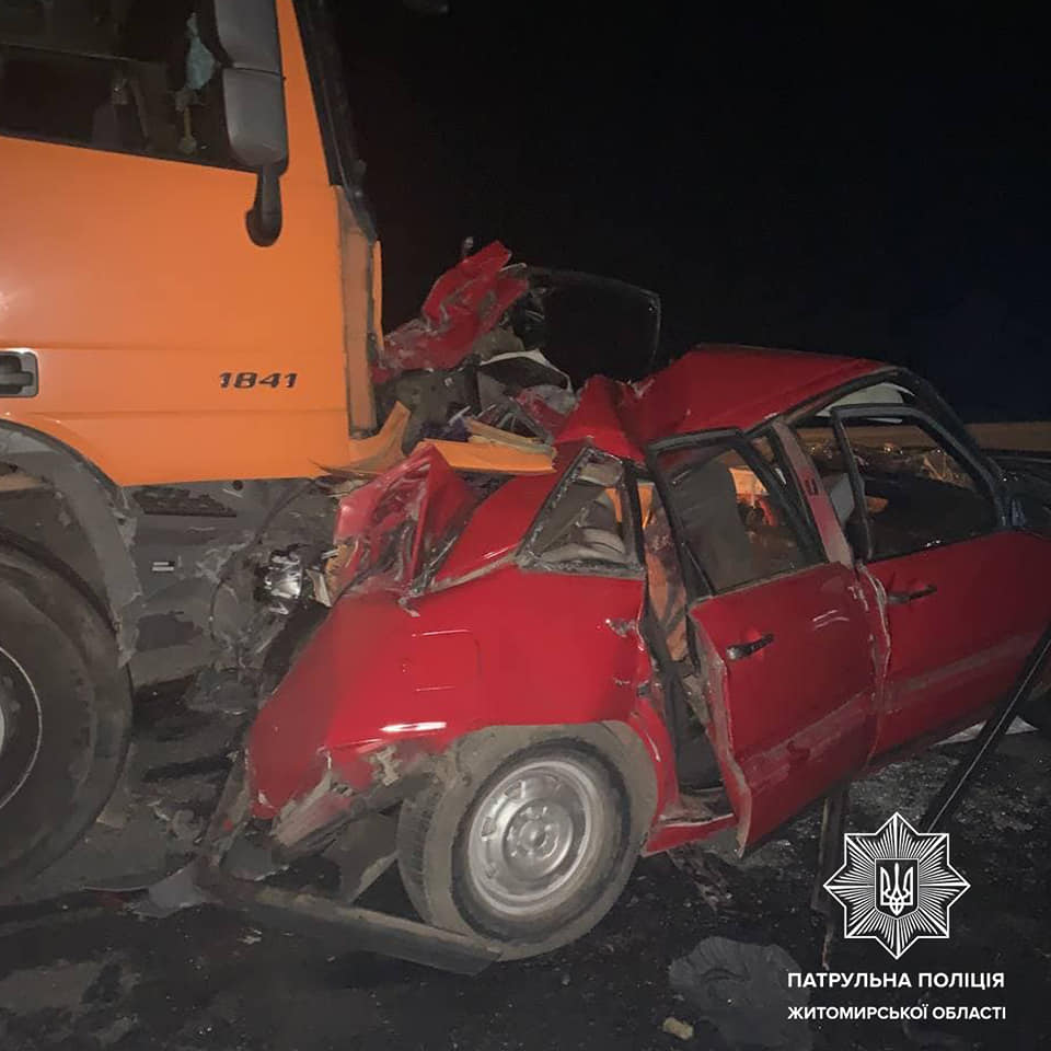 Под Житомиром произошло ДТП, погибли 2 человека. Фото: facebook.com/zhytomyrpatrolpolice