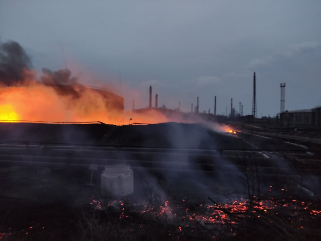 В Лисичанске вечером разбомбили хранилище нефтепродуктов