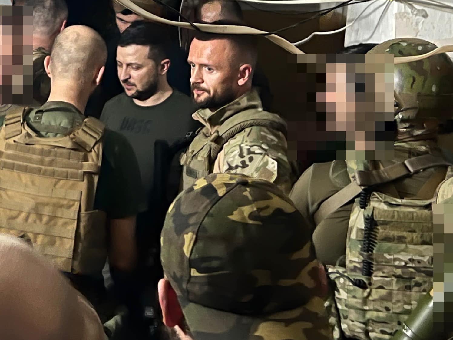 Президент Владимир Зеленский посетил Лисичанск, который находится в непосредственной близости к активным боевым действиям, чтобы поддержать украинских военных