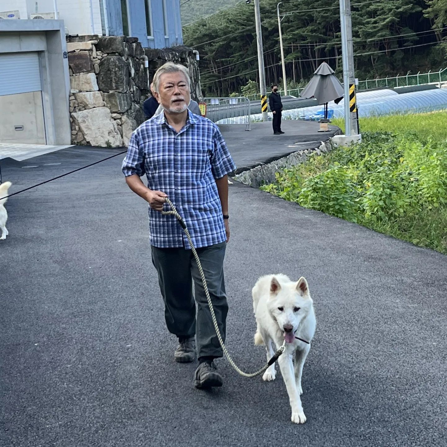 Политик с одним из питомцев