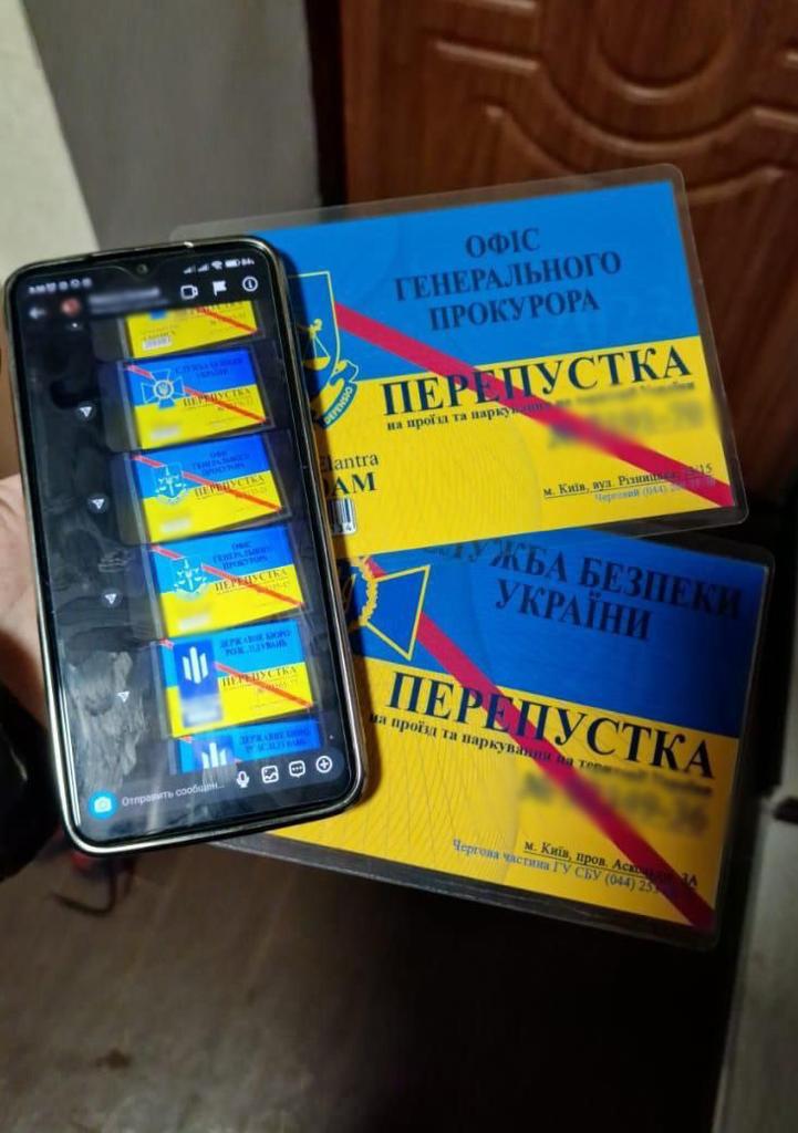 Мужчина изготовлял под Киевом поддельные пропуска в Офис президента и Раду