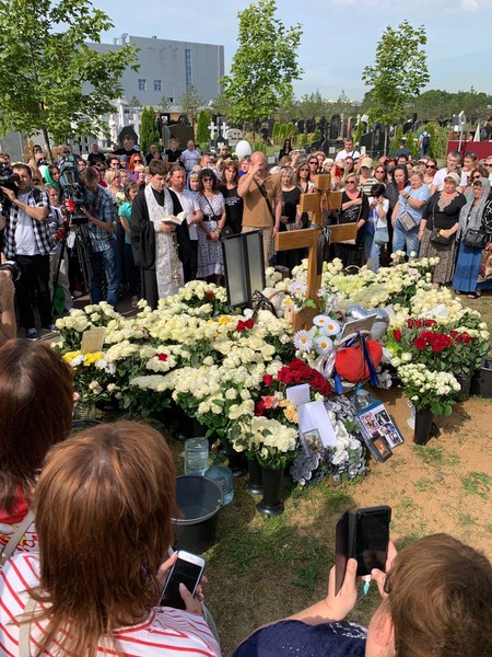 Люди пришли помянуть Шатунова