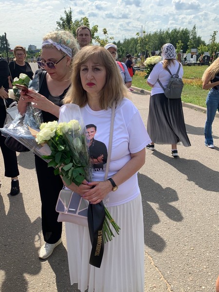 Люди пришли помянуть Шатунова