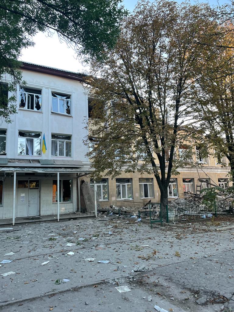 Ночью россияне разбомбили здание гимназии №2 в Курахово Донецкой области