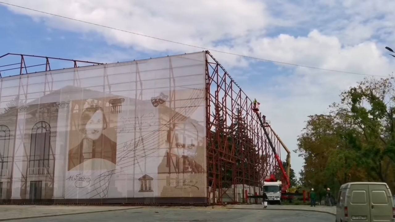 Петр Андрющенко опубликовал фото Мариупольского драмтеатра, вокруг которого сейчас ставят леса с портретами классиков украинской и российской литературы