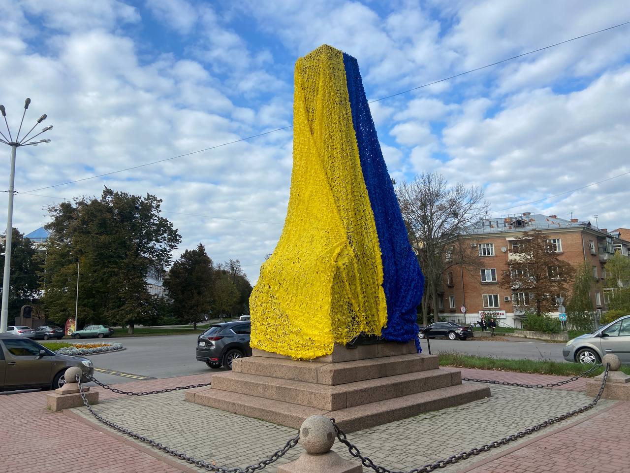 В Полтаве накрыли памятники