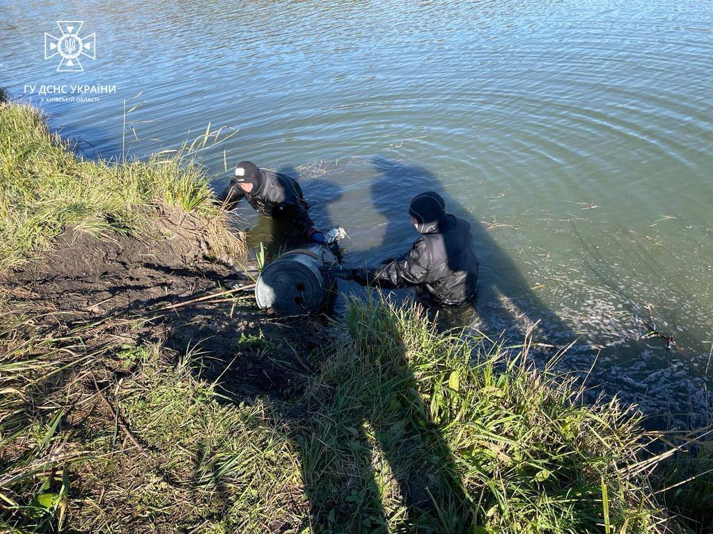 Пиротехники достали из водоема под Киевом боевую часть ракеты