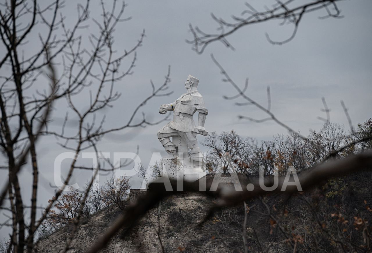 памятник Артему в Святогорске