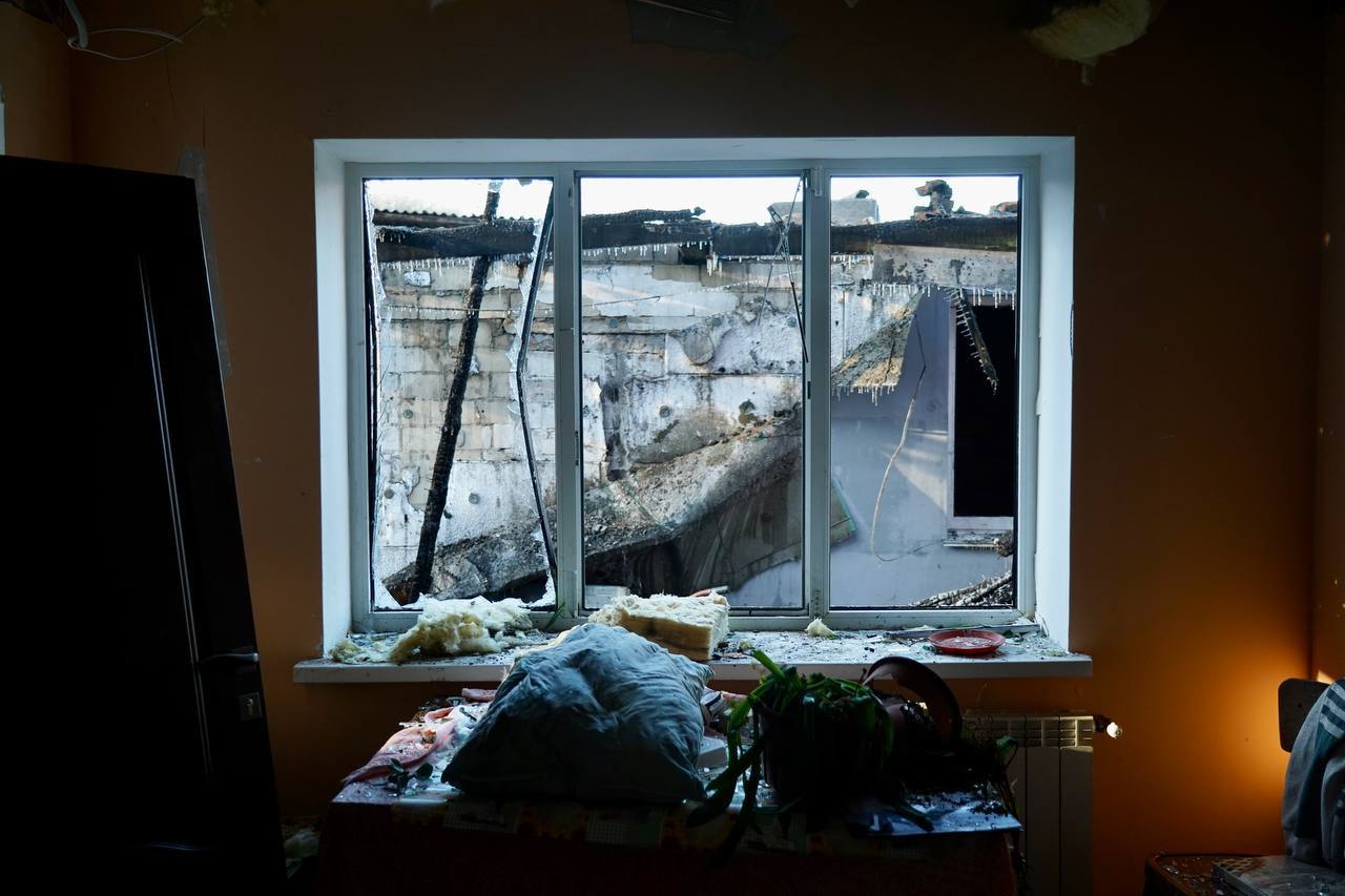 Фото жилого дома в Киевской области, в который попали вражеские дроны. Фото: tg/OleksiyKuleba