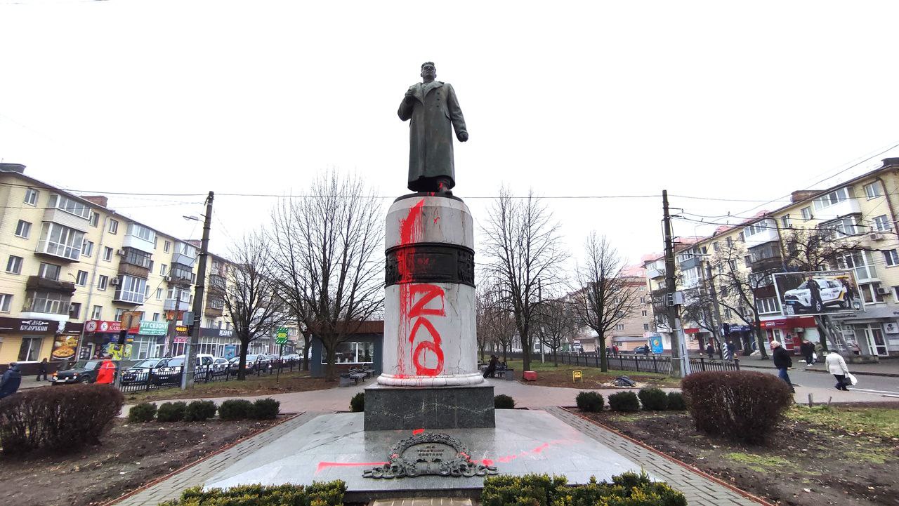 В Полтаве облили красной краской памятники советским генералам