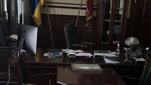 Пустой стол в кабинете Синегубова