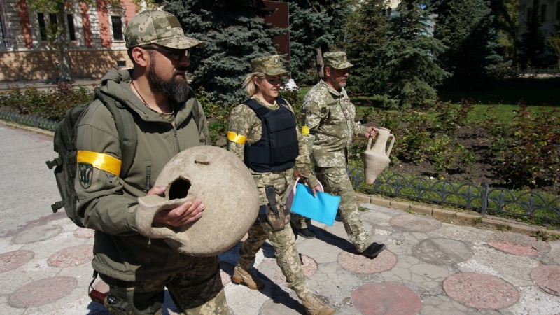 Под Одессой бойцы теробороны копали окопы и нашли две древних амфоры