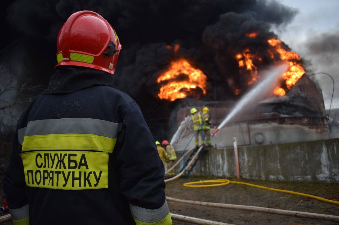 Ровенская область - сотрудники ГСЧС тушат пожар на нефтебазе уже третий день 