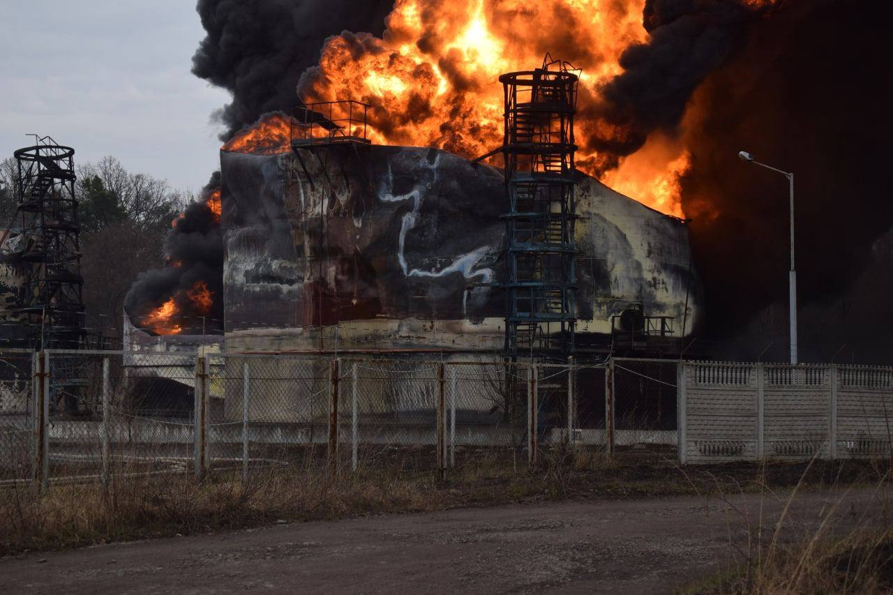 Ровенская область - сотрудники ГСЧС тушат пожар на нефтебазе уже третий день 
