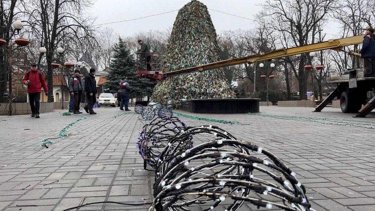 Фото импровизированной елки в Николаеве, которые появились ранее в пабликах