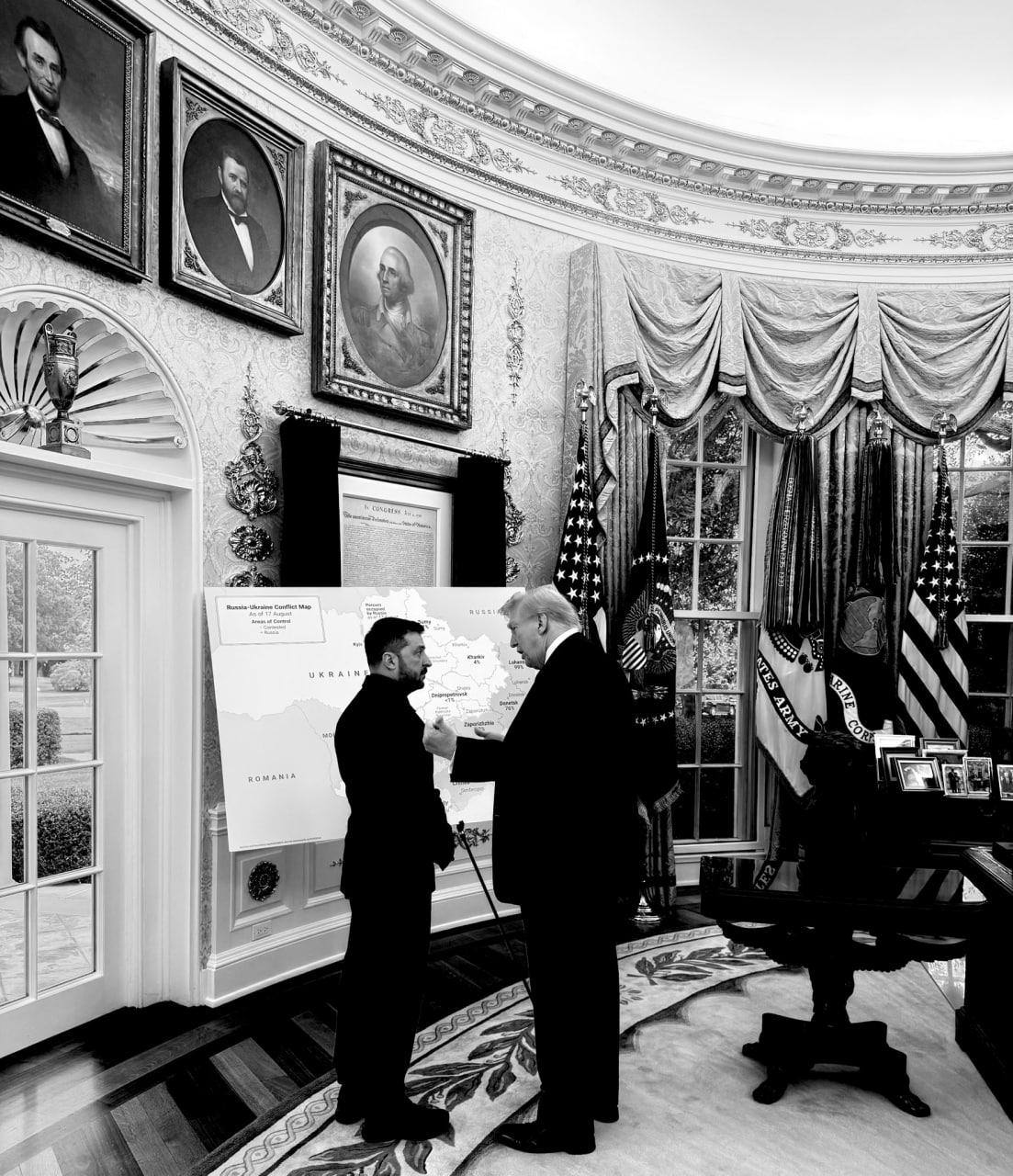 Белый дом опубликовал фото со встречи Трампа с Зеленским. Оба стоят около карты. Лица у обоих не очень радостные