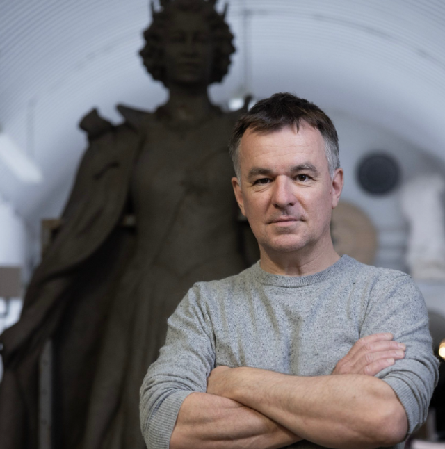 Скульптор, создающий статую&nbsp;королевы Великобритании Елизаветы II