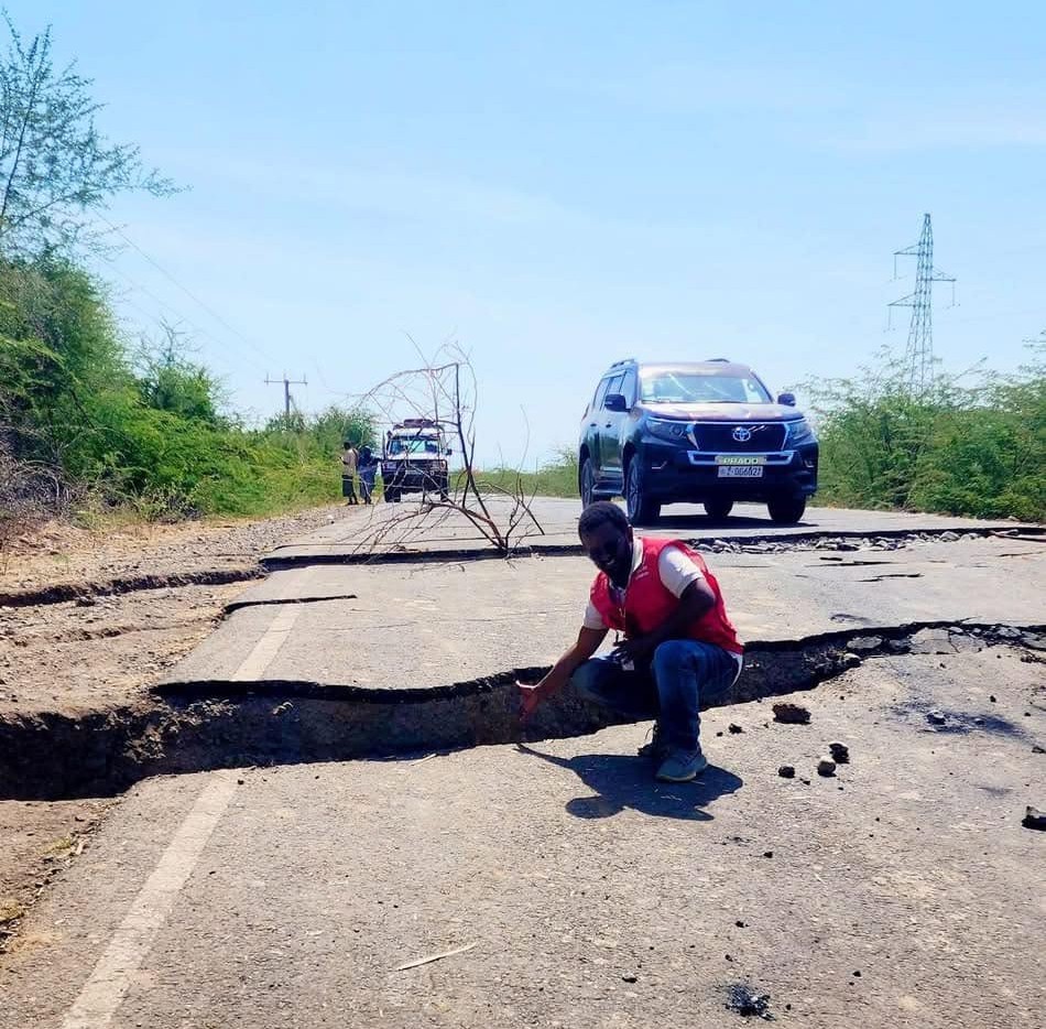 Фото трещины в асфальте из-за разлома земной коры под Африкой. Источник &ndash; Фейсбук