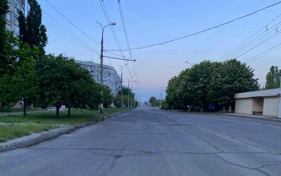 Фото порожньої вулиці у Херсоні через обстріл РФ. Джерело &ndash; Телеграм