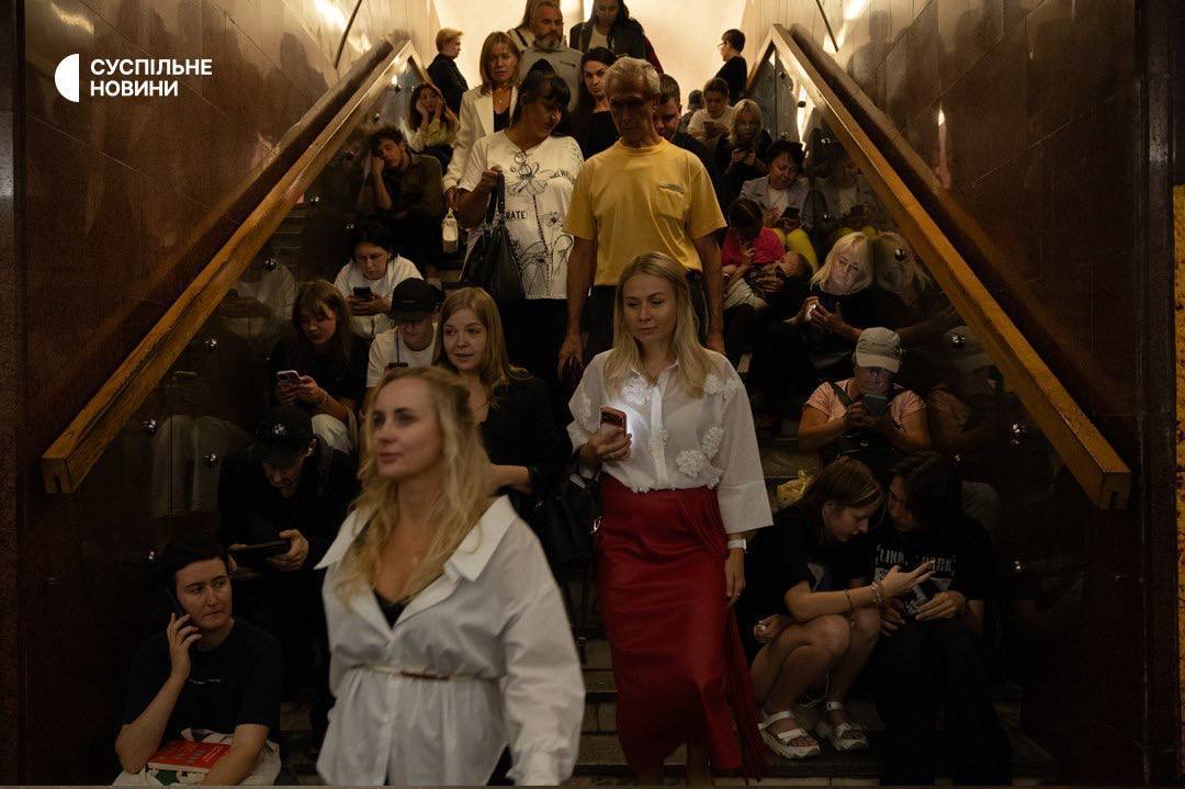 Фото (2) людей в метро во время обстрела Киева. Источник &ndash; Телеграм
