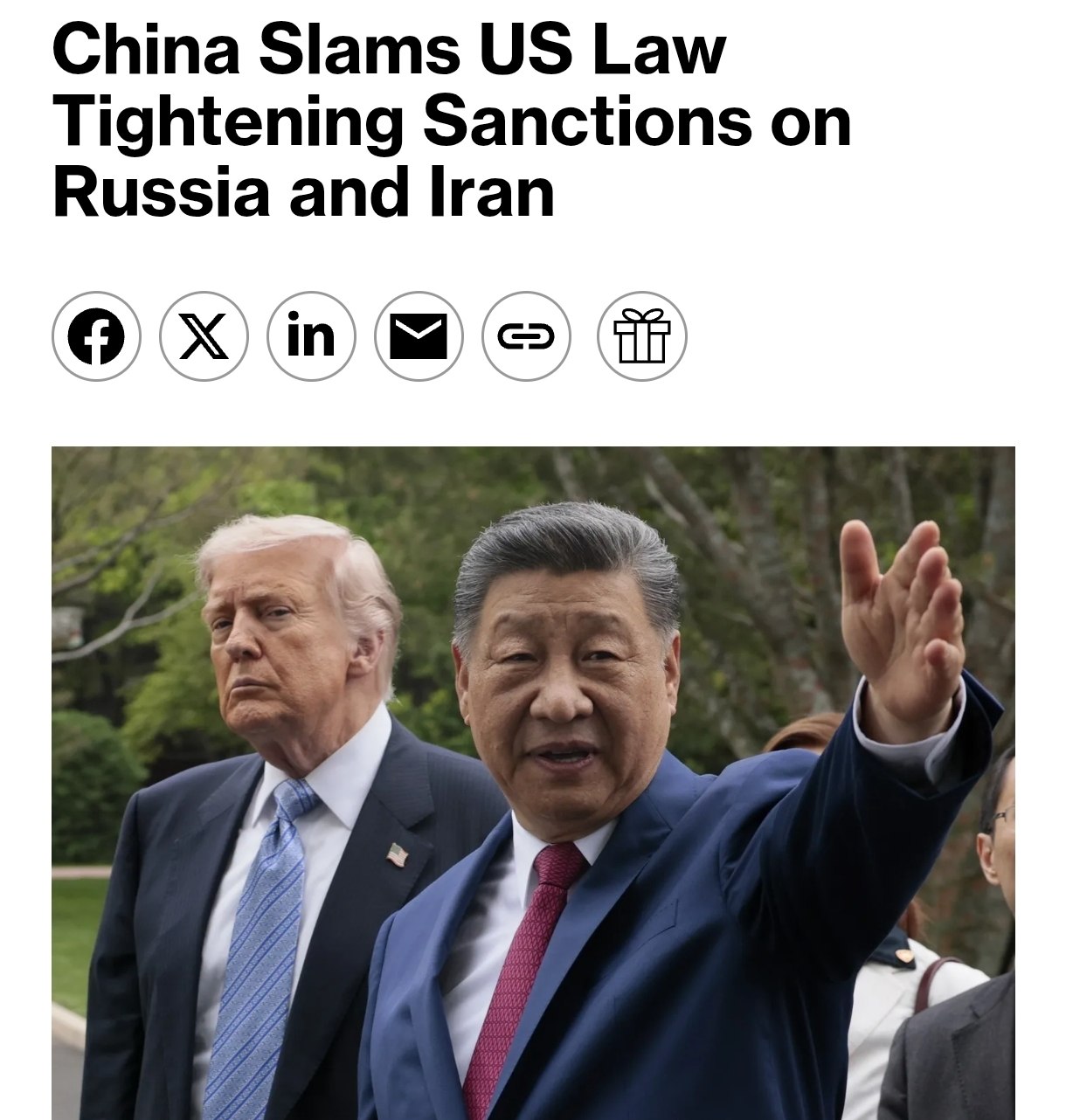 Снимок заголовка на bloomberg.com – Китай раскритиковал подписанный Трампом закон о санкциях против России и Ирана
