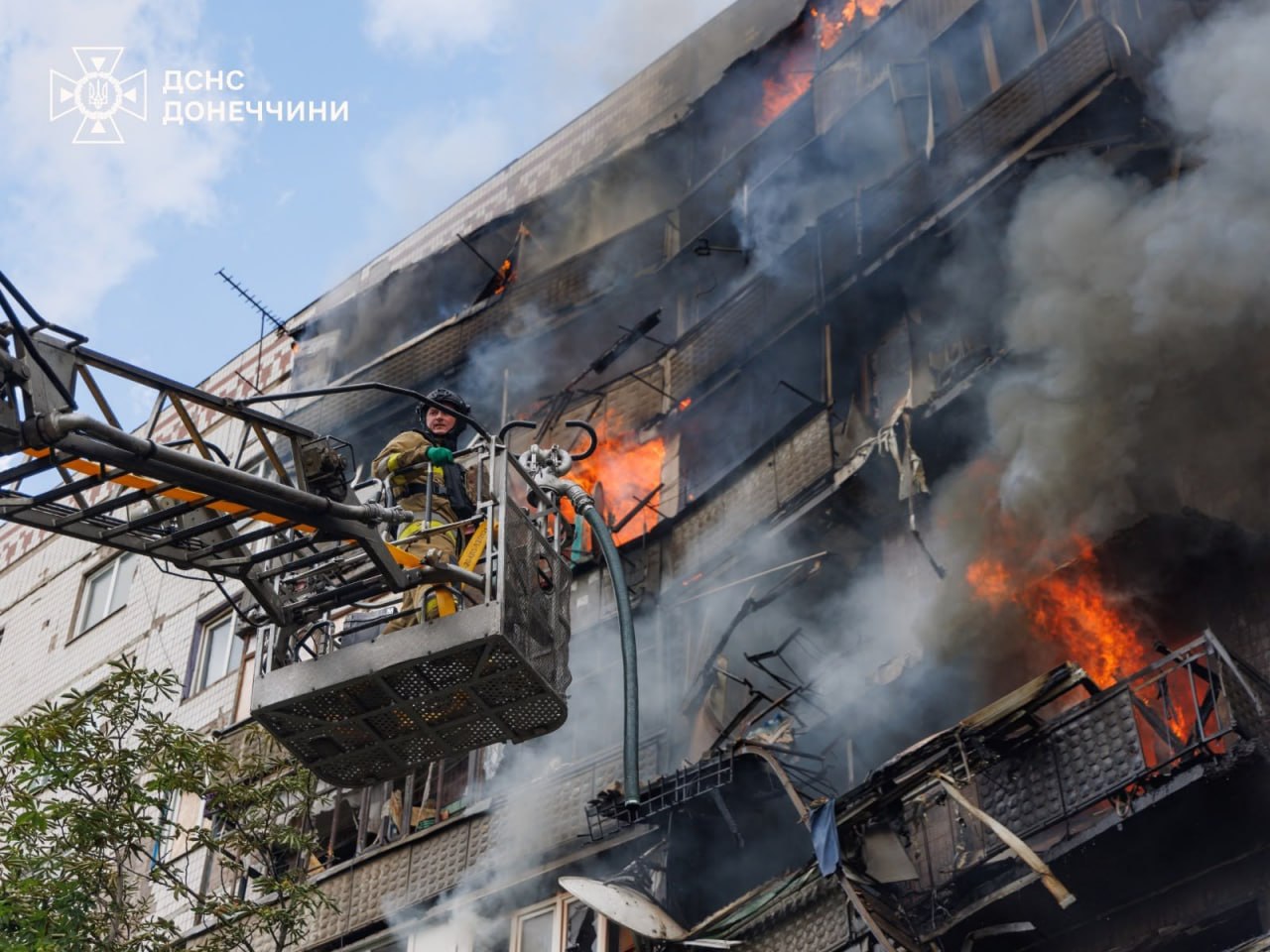 Фото (2) тушения горящего дома в Краматорске. Источник &ndash; ГСЧС