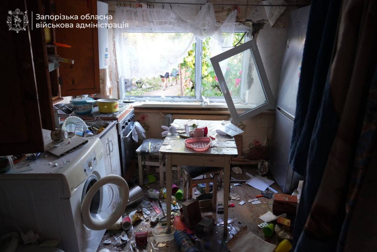 Фото (5) наслідків удару РФ по Запоріжжі. Джерело &ndash; ОВА